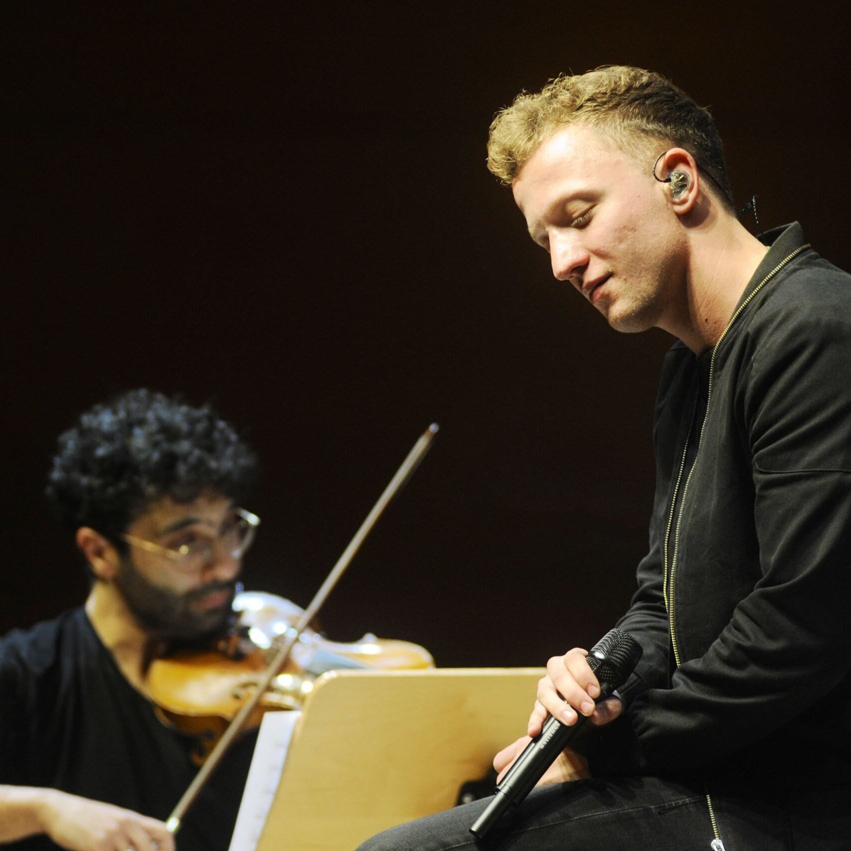 Der deutsche Sänger Joris mit dem Geiger Mihalj „Miki“ Kekenj bei "Takeover! by Miki" in der Philharmonie Essen 2019. German singer Joris with violinist Mihalj „Miki“ Kekenj during "Takeover! by Miki" at the Philharmonie Essen 2019.